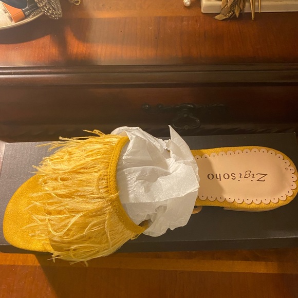 Women’s Slides - Picture 3 of 5